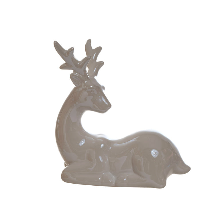 Reno perlado viendo para atrás